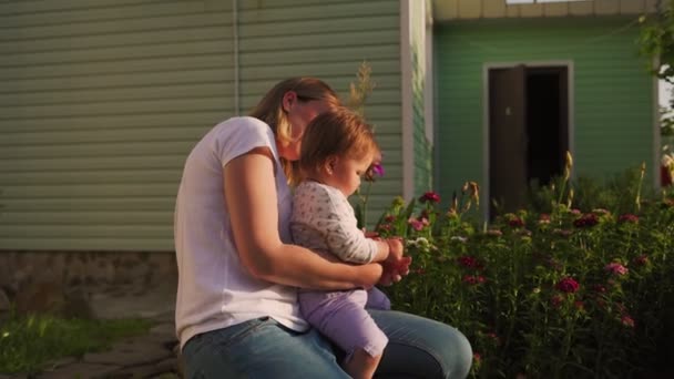 Summertime Happy Young Mother Holds Her Toddler Arms Looks Together — Vídeo de stock