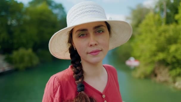 Portrait Young Beautiful Caucasian Woman Straw Hat Background Park River — Stok video