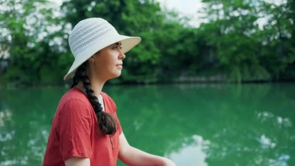 Portrait Young Beautiful Smiling Woman Straw Hat Background Park River — Stok Video