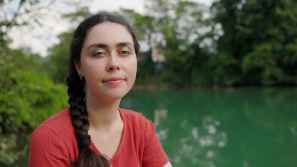 Портрет Молодой Мечтательной Женщины Отдыхающей Природе Заднем Плане Зеленая Река — стоковое видео