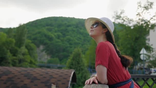藁帽子の若い美しい白人女性は 自然を考えます サイドビュー リアルタイム — ストック動画