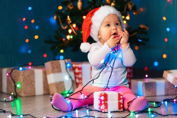 Retrato Niño Sombrero Navidad Masticando Luces Festivas Interior Concepto Vacaciones — Foto de Stock