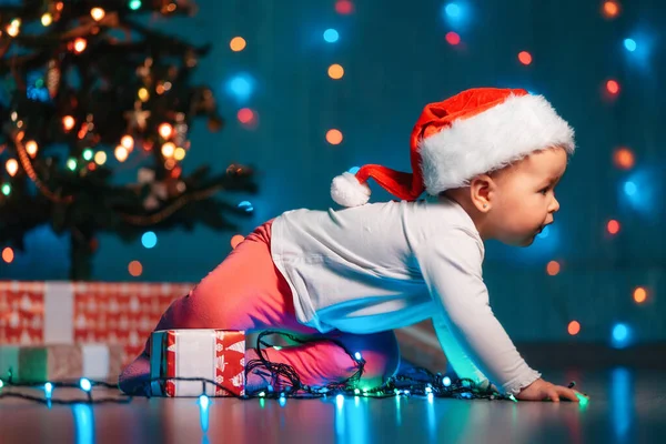 Cute Caucasian Baby Girl Christmas Hat Crawls Festive Lights Xmas — Foto Stock