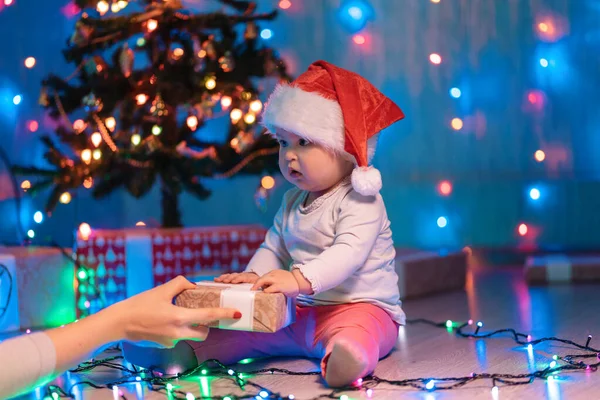 Feliz Navidad Niño Pequeño Con Sombrero Navidad Recibe Regalo Luces — Foto de Stock