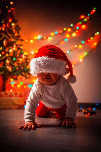 Lindo Bebé Con Sombrero Navidad Bajado Sobre Sus Ojos Arrastra — Foto de Stock