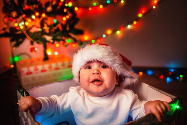 Christmas Portrait Cute Baby Christmas Hat Sitting Gift Box Garland — Foto Stock