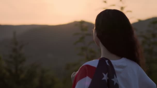 Hari Kemerdekaan Seorang Wanita Muda Dengan Bendera Amerika Terbungkus Bahunya — Stok Video