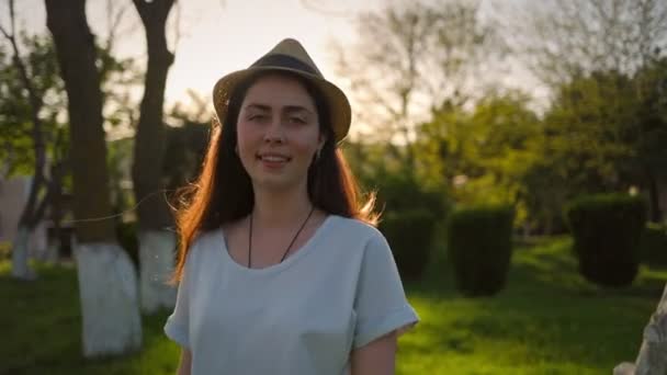 Portret Van Een Jonge Glimlachende Vrouw Een Strohoed Kijkend Naar — Stockvideo