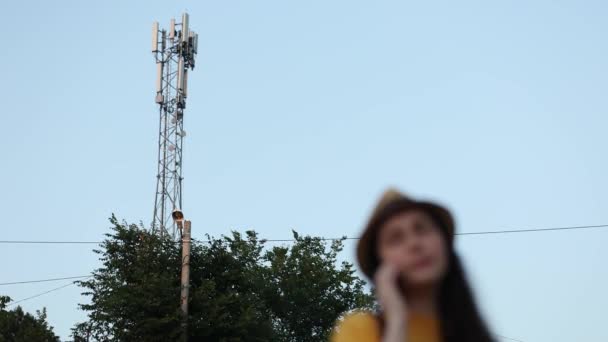 Uma Jovem Mulher Sorrindo Está Falando Telefone Fundo Uma Torre — Vídeo de Stock