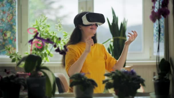 Söt Vit Kvinna Glasögon Som Spelar Virtuell Fiol Inomhus Inredningen — Stockvideo