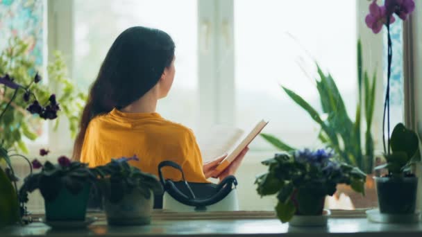 Langweilige Junge Frau Liest Ein Buch Legt Weg Und Setzt — Stockvideo