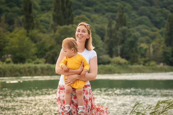 Verano Una Madre Sonriente Sosteniendo Una Hija Feliz Relajarse Parque — Foto de Stock