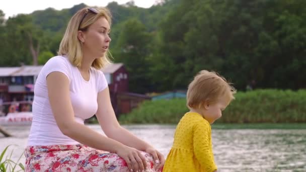 Été Une Mère Souriante Petite Fille Assise Sur Jetée Près — Video