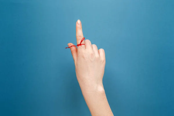 Duševní Zdraví Detailní Záběr Ženské Ruky Červenou Nití Přivázanou Prstě — Stock fotografie