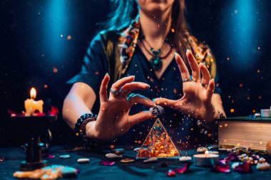 Astroloji ve yıldız falı. Bir cadı zodyak arması olan bir taş tutuyor. Kapatın. Kehanet ve sihir kavramı.