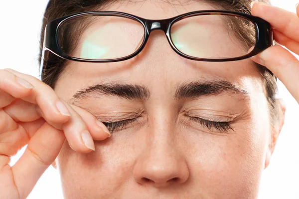 Oogheelkunde Close Van Het Gezicht Van Vrouw Krabt Aan Haar — Stockfoto