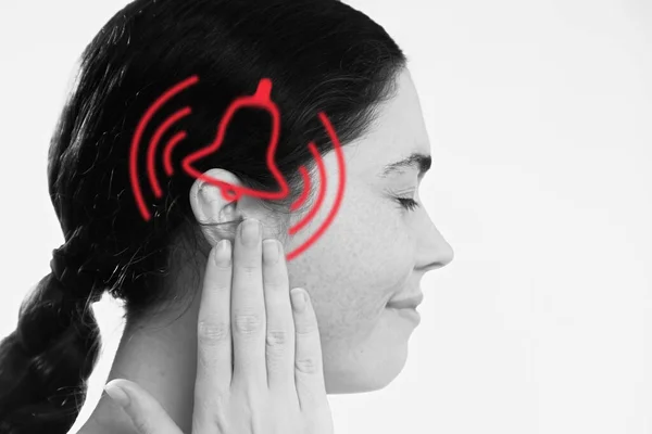 Tinnitus Nespokojená Mladá Žena Podrží Ruku Uších Zažívá Zvonění Bolest — Stock fotografie