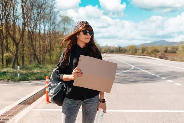 Mujer Joven Con Gafas Sol Gorra Sosteniendo Cartel Cartón Con — Foto de Stock