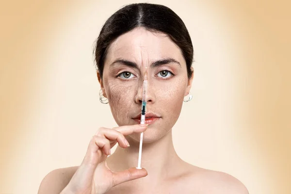 Portrét Krásné Ženy Držící Injekční Stříkačku Injekcí Blízko Obličeje Rozdělený — Stock fotografie
