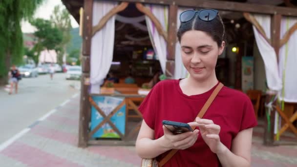 Vacinação Uma Jovem Mulher Sorrindo Mostra Smartphone Com Aplicativo Passaporte — Vídeo de Stock