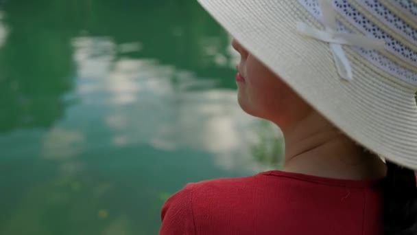 Mulher Elegante Chapéu Palha Relaxando Natureza Fundo Lago Verde Vista — Vídeo de Stock