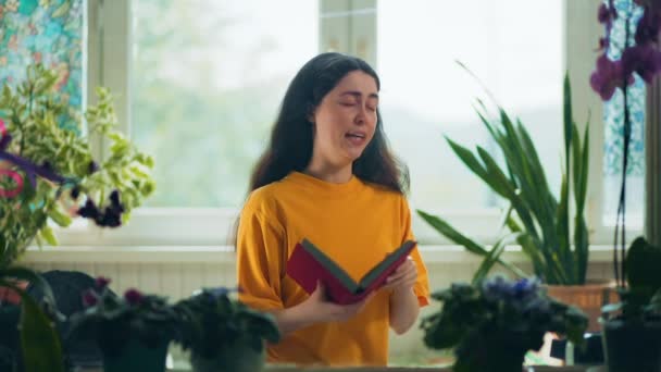 Eine Junge Frau Liest Ein Buch Und Gähnt Legt Weg — Stockvideo