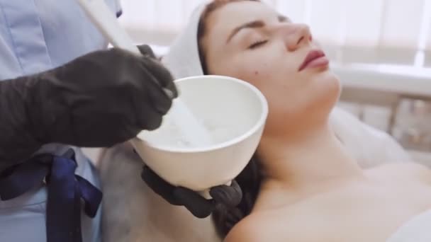 Salonní Kosmetický Zákrok Kosmetička Latexových Rukavicích Připravuje Omlazující Masku Řas — Stock video