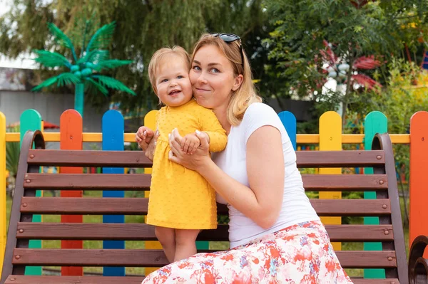 Divertidos Retratos Una Joven Madre Con Una Pequeña Hija Feliz — Foto de Stock