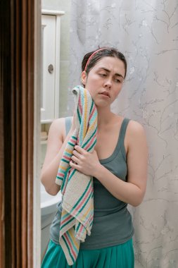 Genç bir kız yıkandıktan sonra kendini havluyla sildi..