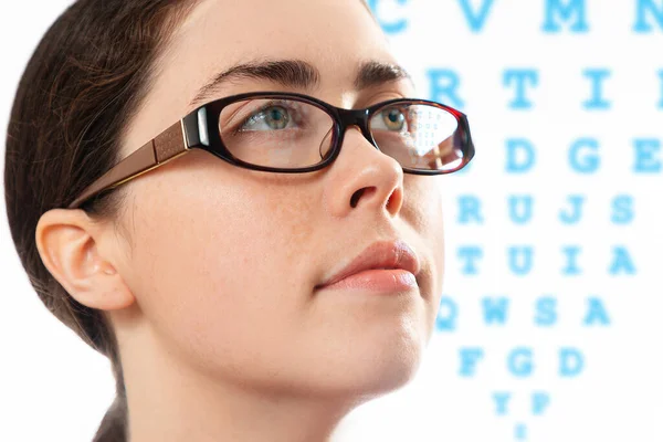 Gezond Zien Close Gezicht Van Jonge Mooie Vrouw Glazen Kijken — Stockfoto