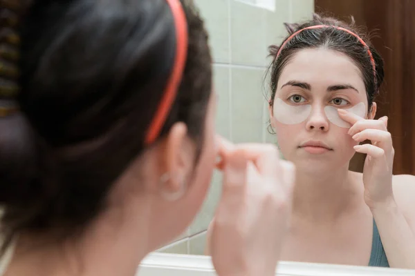 Áll Fürdőszoba Tükör Előtt Fiatal Lány Megérinti Ujjak Szemtapasz — Stock Fotó