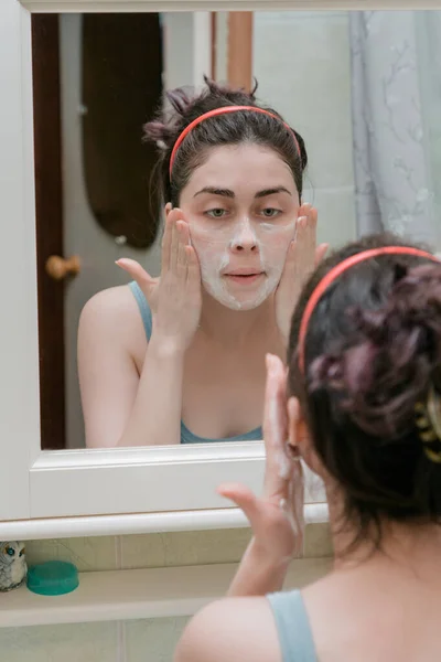 Uma Jovem Lava Rosto Banheiro Com Cosméticos Especiais Que Impedem — Fotografia de Stock