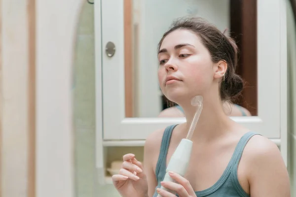 Una Chica Joven Cuida Piel Cara Haciendo Procedimientos Usando Dispositivo — Foto de Stock