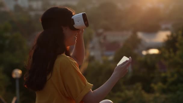 Joven Mujer Feliz Sienta Calle Usar Gafas Jugar Juego Con — Vídeos de Stock