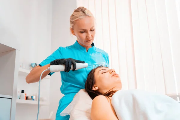 Leczenie Włosów Kosmetolog Robi Klientowi Zabieg Urządzeniem Darsonwalnym Profesjonalne Zabiegi — Zdjęcie stockowe