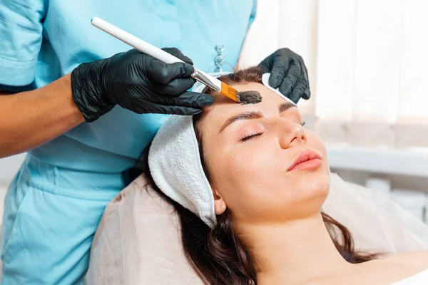 Διαδικασία Ξυλοδαρμού Σαλονιού Cosmetolog Latex Γάντια Που Εφαρμόζονται Βούρτσα Μαύρη — Φωτογραφία Αρχείου