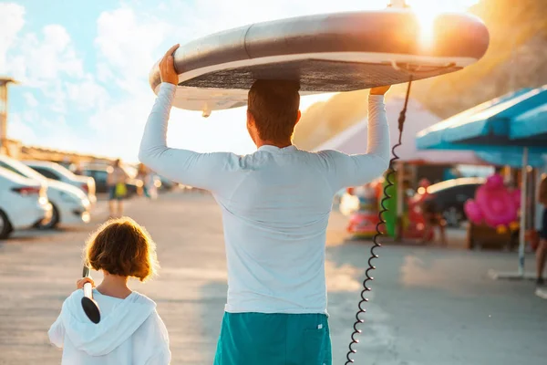 Vacaciones Familiares Verano Padre Hija Están Caminando Por Playa Hombre — Foto de Stock