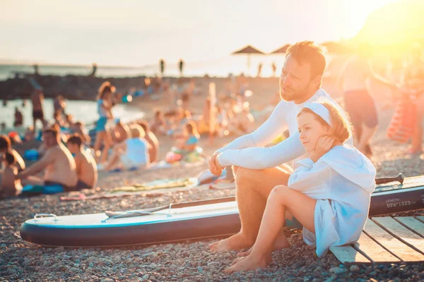 Padre Hija Sientan Hablar Relajarse Playa Guijarros Pizarra Está Cerca — Foto de Stock