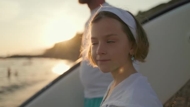 Letni Aktywny Sport Nad Morzem Mężczyzna Przedszkolanka Stojący Plaży Deską — Wideo stockowe