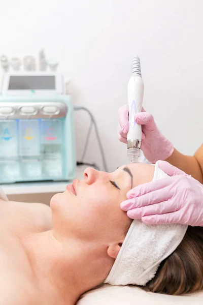 Professional Skin Care Cosmetologist Doing Aqua Peeling Procedure Client Forehead — Stock Photo, Image