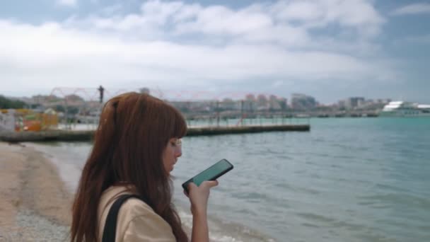 Menina Bonita Grava Uma Mensagem Voz Seu Smartphone Fundo Praia — Vídeo de Stock