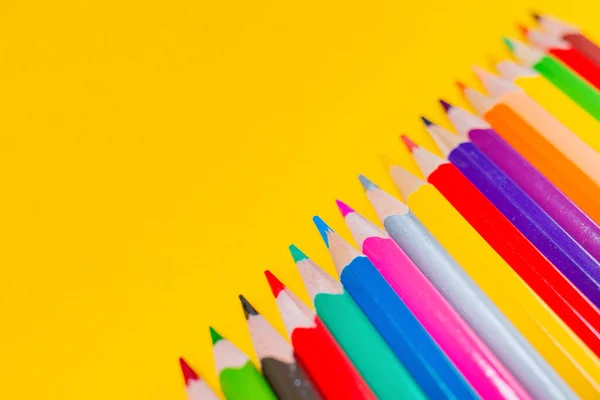 Creatividad Crayones Multicolores Válidos Una Fila Sobre Fondo Amarillo Lápices — Foto de Stock