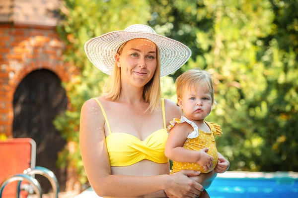 Vacaciones Verano Retrato Madre Feliz Con Hija Pequeña Cerca Una — Foto de Stock