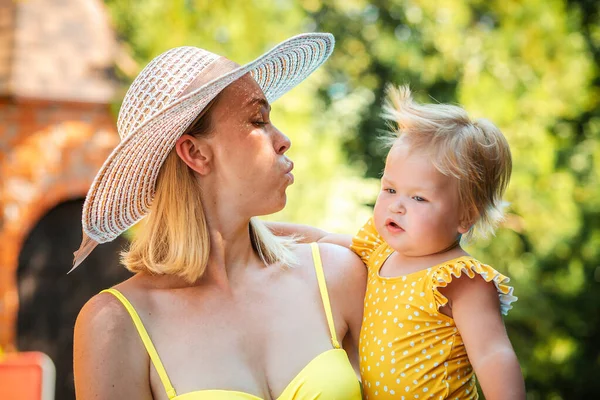 Estación Caliente Del Verano Retrato Madre Hija Traje Baño Una — Foto de Stock