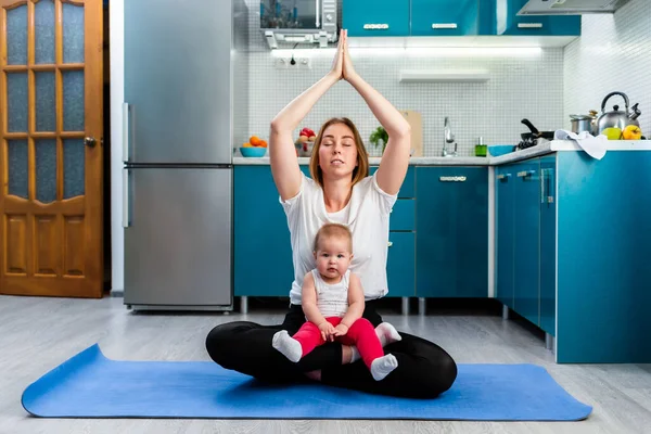 Egy Fiatal Kaukázusi Anya Meditál Konyhában Miközben Kisbabája Lábán Jóga — Stock Fotó