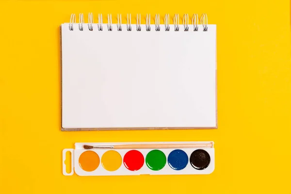 Acuarelas Con Pincel Copybook Sobre Fondo Amarillo Acostado Prepárate Copiar — Foto de Stock