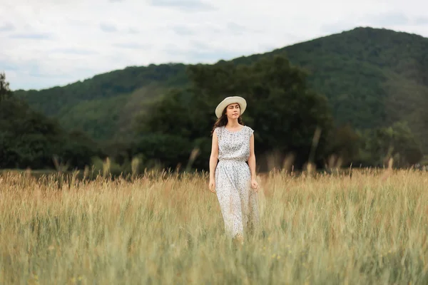 Freiheit Eine Verträumte Junge Frau Mit Strohhut Und Weißem Kleid — Stockfoto