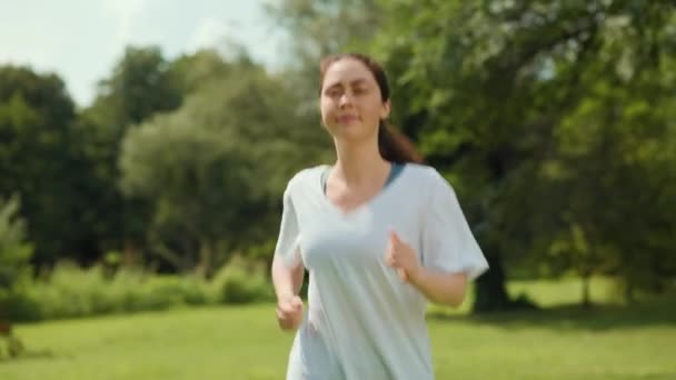 Sport Und Fitness Eine Junge Frau Joggt Park Bleibt Wegen — Stockvideo