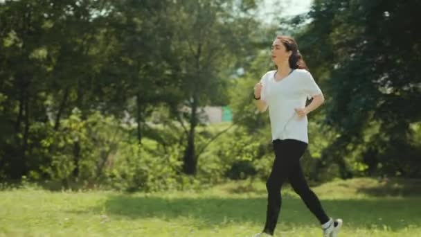 Sommerliche Aktivitäten Freien Eine Junge Fitte Frau Joggt Park Bleibt — Stockvideo