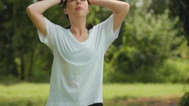 Spor aktivitesi. Genç, beyaz bir kadın ayakkabı bağcıklarını bağlayıp koşmaya başlıyor. Yavaş çekim.